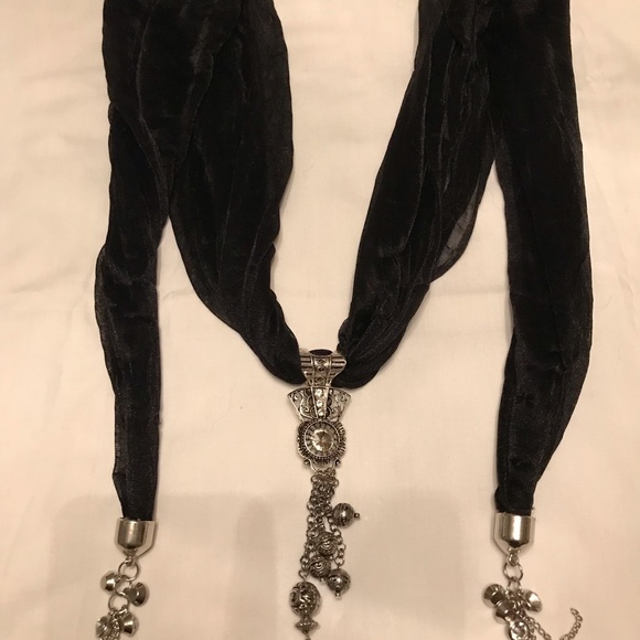 Black scarf with jewelry - Picture 2 of 2